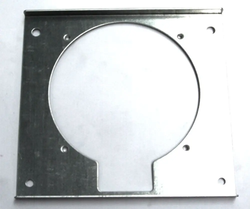 Metallische Grundplatte von Daikin für Gebläsemotor mit kreisförmiger Aussparung und mehreren Bohrlöchern zur Montage.